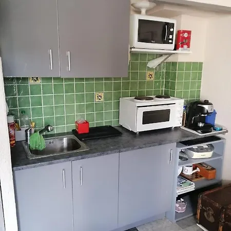Nice studio with BALCONY in Hyères